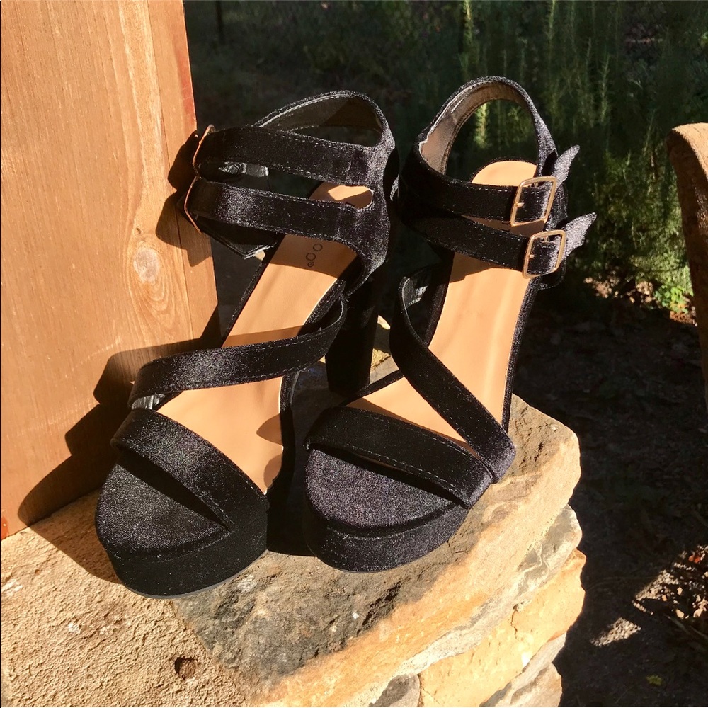 NWT VELVET PLATFORM SANDAL - Picture 2 of 4